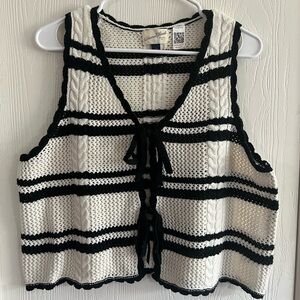 Universal Thread Black and White Knit Top